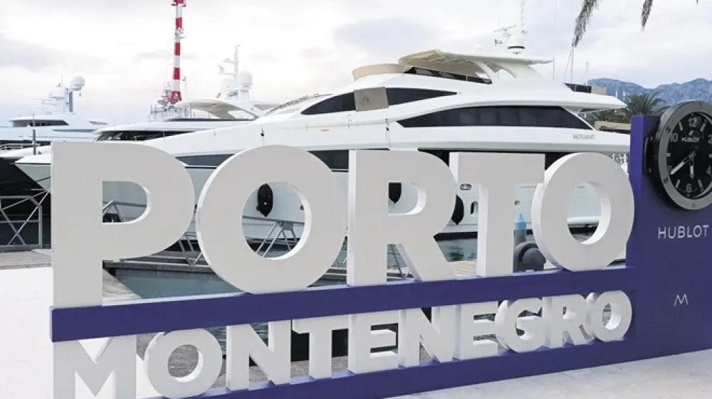 Pristani&scaron;če ogromnih jaht v Tivatu privablja bogata&scaron;e z vsega sveta.  FOTO: Meta Černoga