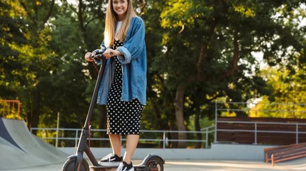 Dekle, ki pozna pravila vožnje na električnem skiroju.