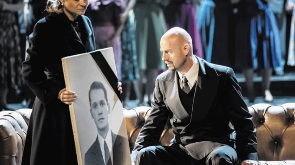 Lirično tragedijo v dveh dejanjih skladatelja Vincenza Bellinija Capuleti in Montegi je v ljubljanski Operi na sodoben način postavil belgijski režiser Frank Van Laecke.