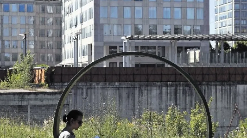Povprečna plača v Ljubljani ne zadostuje za najem stanovanja in kolikor toliko brezskrbno življenje.