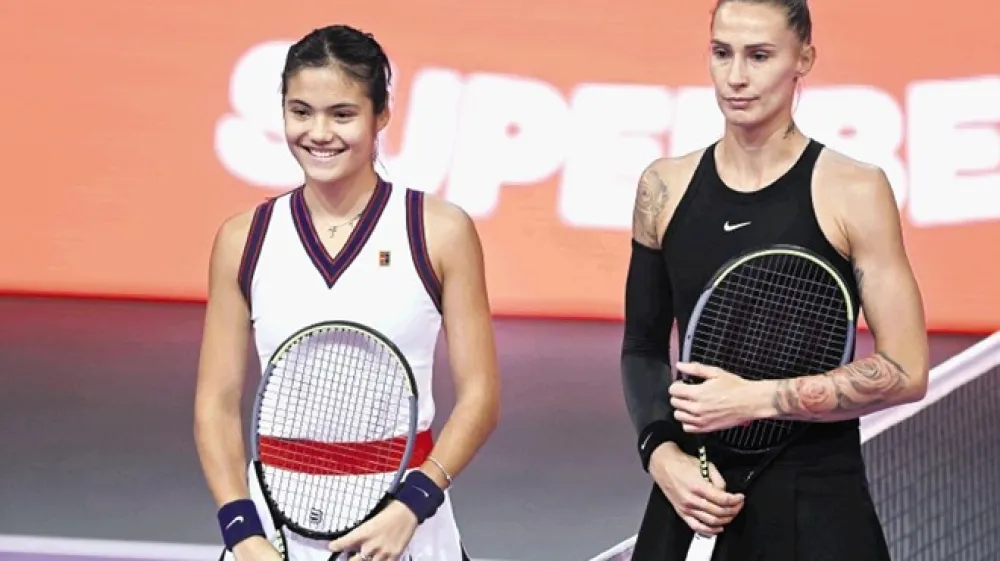 Emma Raducanu je po dveh urah in pol včeraj zvečer v Cluj-Napoci strla odpor Polone Hercog.