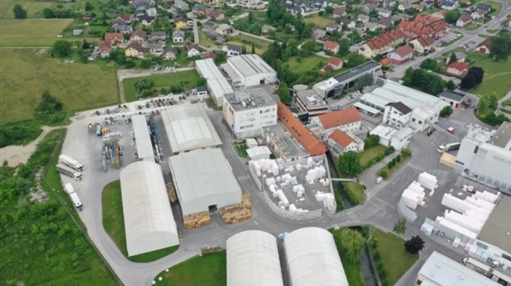 Po na&scaron;ih neuradnih informacijah naj bi zavezujoče ponudbe za nakup Juba, slovenskega premazni&scaron;kega &scaron;ampiona, segle do okrog 200 milijonov evrov.