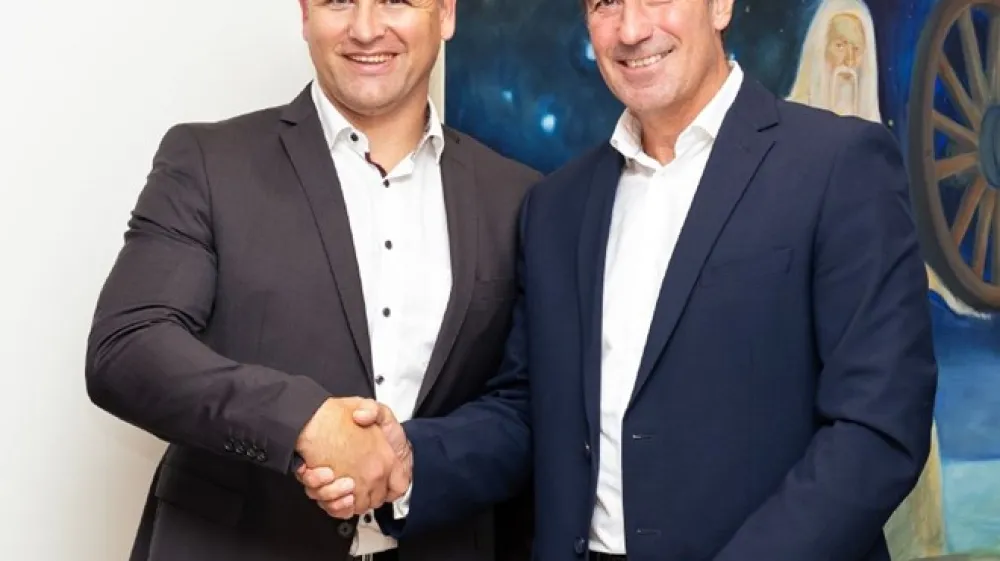 Sa&scaron;o Kokalj, direktor DP JUB d.d. in predsednik uprave JUB d.o.o. (levo), Richard Stuckes, glavni operativni direktor DGL International (desno.