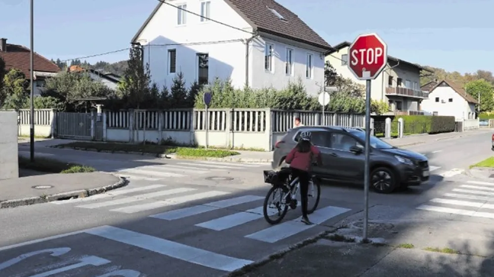 Na občini obljubljajo, da bodo križi&scaron;če cest Rožna dolina, cesta IX in cesta VIII, kjer prihaja do &scaron;tevilnih prometnih nesreč, letos dvignili in s tem predvsem umirili prehitre voznike.