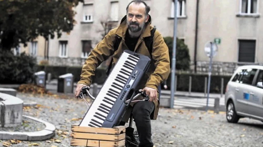 Uro&scaron; F&uuml;rst, dramski igralec: V tej predstavi ni treba skrivati lastnih čustev, tudi jaz kot igralec ne. Nič se nam ne more zgoditi.