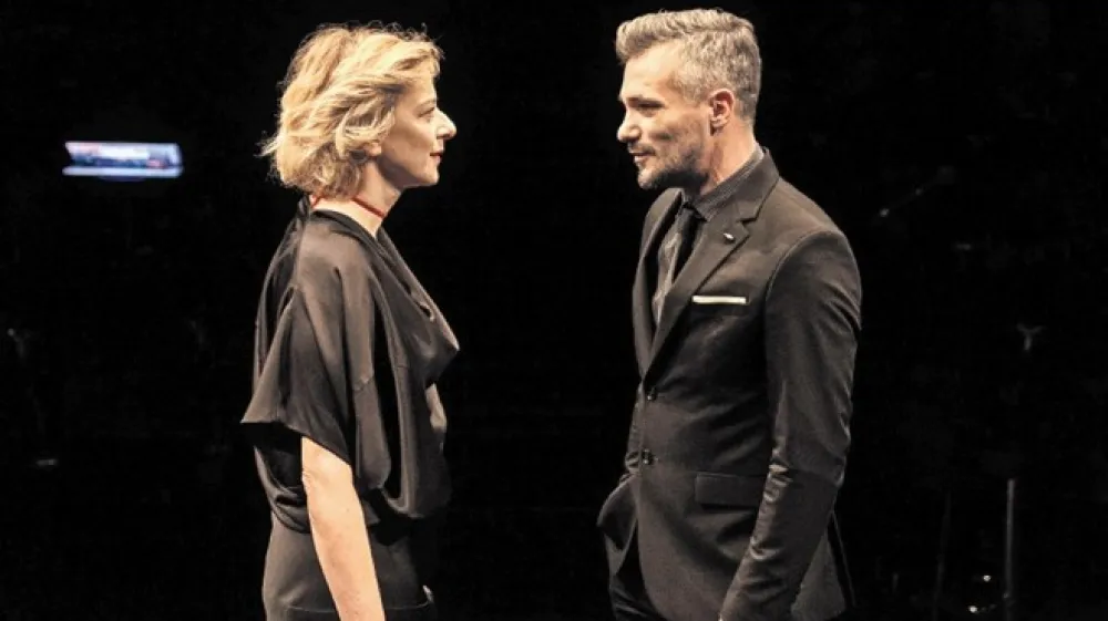 Eno redkih slovenskih dramskih besedil, ki tematizira tudi vpra&scaron;anje spolnega nasilja, je igra Simone Semenič to jabolko, zlato. Na fotografiji je prizor iz njene postavitve, ki jo je pred dvema letoma zrežiral Primož Ekart.