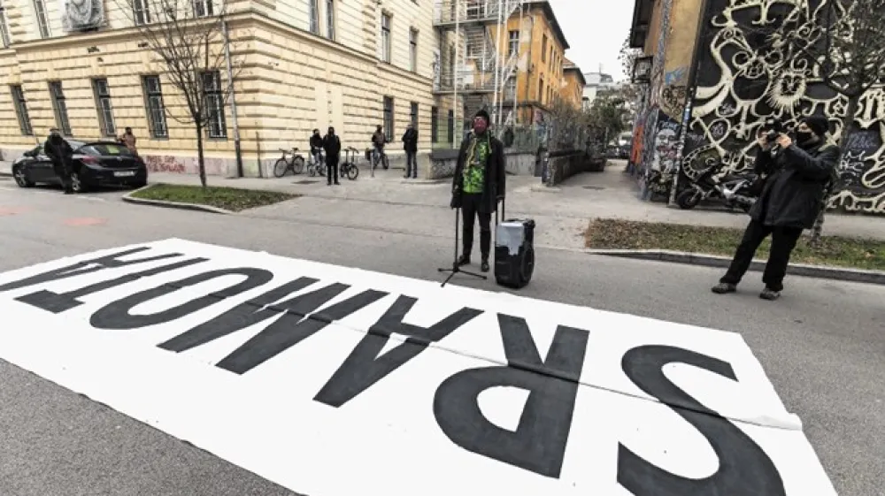 Kot pravijo na ministrstvu za kulturo, naj bi z nacionalnim programom za kulturo poskrbeli, &raquo;da se slovensko kulturo uveljavi kot pomemben družbeni dejavnik, ki bo omogočal razvoj, rast in prepoznavnost slovenske narodne substance tako doma kot v svetu&laquo;. Vendar pa se s politiko kulturnega ministrstva ne strinjajo vsi.