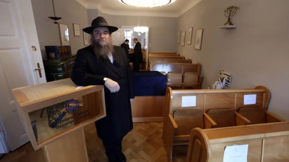 Glavni rabin za Slovenijo in predstojnik Habada Slovenije Ariel Haddad v Sinagogi Ljubljana.