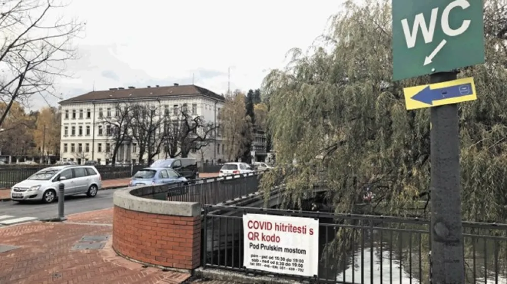 Na testiranje pod Prulskim mostom opozarja tudi  napis na ograji.