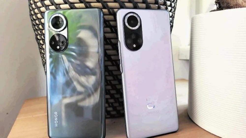 Poleg barve se mobilnika honor 50 (levo) in nova 9 (desno) ločita zgolj &scaron;e po napisu Honor oziroma Huawei.