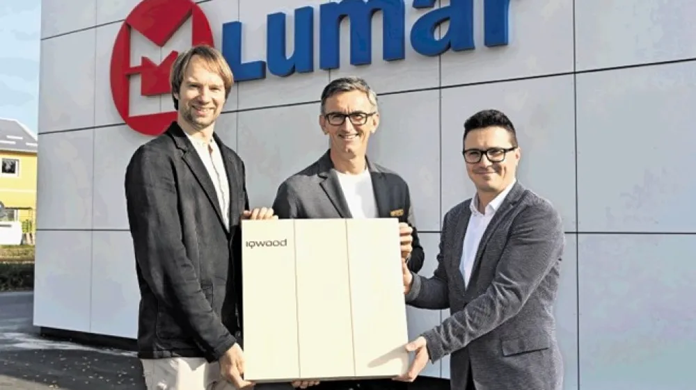 Marko Lukić,  Miha Bogataj in Martin Hladnik z izdelkom podjetja iQwood, ki postavlja nove standarde biogradnje.