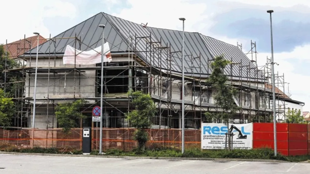 Medtem ko interpretacijsko sedišče (na fotografiji) stoji že nekaj mesecev, naj bi kmalu postavili tudi koliščarsko naselje.