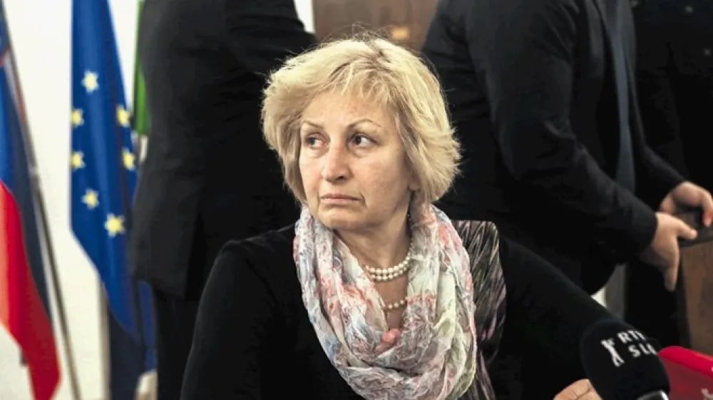 Irena Majcen vztraja: &raquo;Na sestanku na &scaron;tiri oči, ki sva ga  imela v sredo, 6. oktobra, ob 14.45 v njegovem kabinetu, je minister Jože Podgor&scaron;ek zahteval, da se v zemlji&scaron;kem sporu poravnam v prid KŽK in KG Lendava.