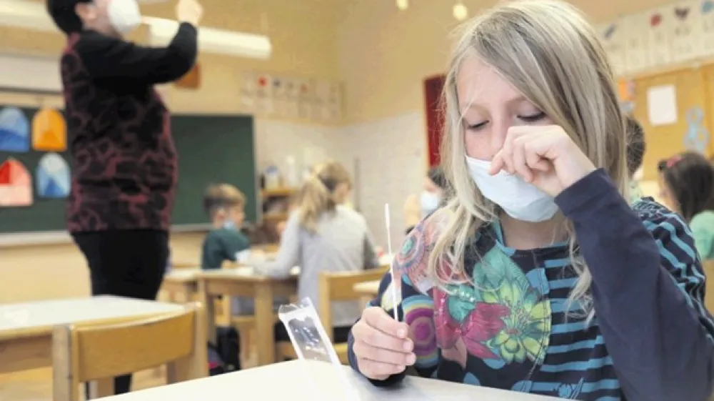 Danes se je v &scaron;olah začelo samotestiranje učencev na koronavirus.