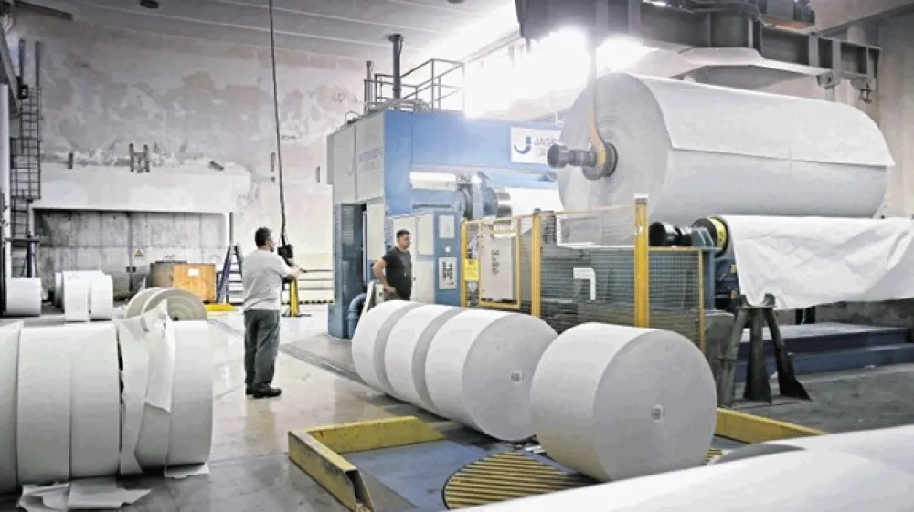 Vodstvo  papirnice Vipap Videm Kr&scaron;ko se je po besedah predsednice uprave Milene Resnik z delavci dogovorilo, da bodo od oktobra dalje tri mesece prejemali minimalno plačo, da bi decembra lažje zagnali proizvodnjo.