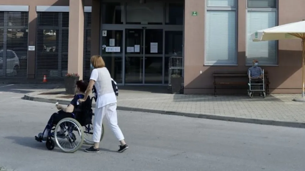 V opozicijskih strankah pozdravljajo dvig plač zaposlenih v domovih starej&scaron;ih, a so zelo kritični glede vira financiranja. Strinjajo se, da je nesprejemljivo, da se breme dviga plač z dvigom oskrbnine prena&scaron;a na oskrbovance in njihove družine.