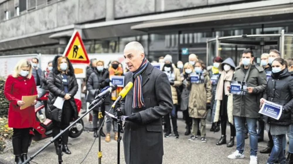Pred stavbo RTV Slovenija se je danes zbrala množica novinarjev in drugih delavcev. Opozorili so na nedopustne posege vodstva v program. Na fotografiji: ugledni televizijski voditelj Igor E. Bergant.