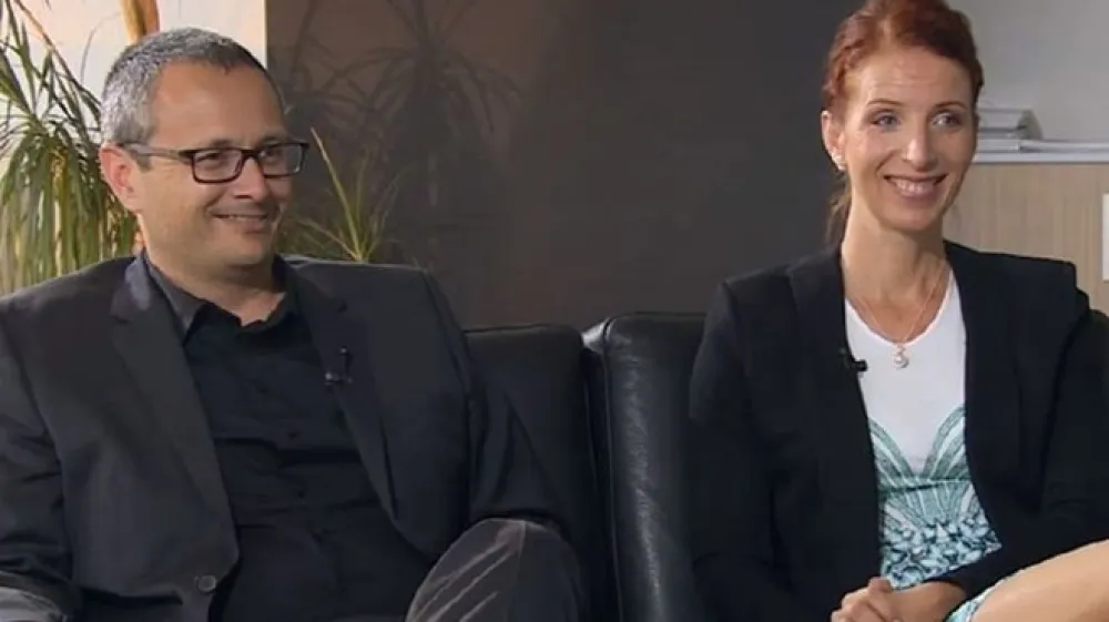 Iza Sia in Samo Login sta se zasebno sicer raz&scaron;la, a ju, ker &scaron;e naprej delata skupaj, avtorji lestvice obravnavajo skupaj. Nekdanja zakonca &scaron;e naprej kraljujeta na vrhu lestvice najpremožnej&scaron;ih Slovencev.  Vrednost njunega premoženja ocenjujejo na 689 milijonov evrov.