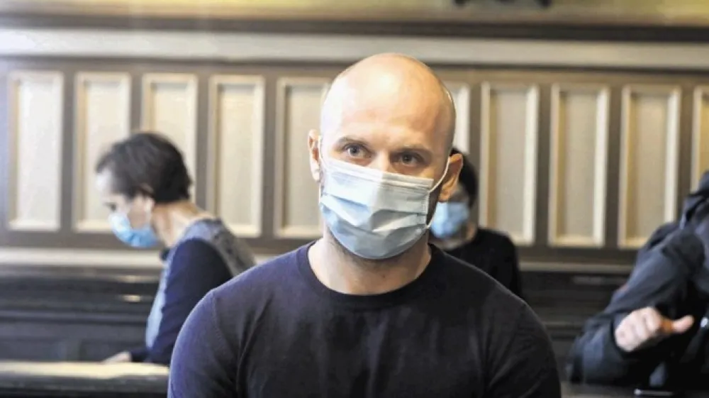 Goran Ilikić je na začetku sojenja izjavil, da se za zdaj &scaron;e ne bo zagovarjal.