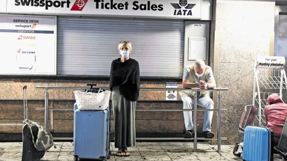 Nekatere države in  letalske družbe so prekinile letalske povezave z Južno Afriko, tako da &scaron;tevilni potniki na letali&scaron;ču v Johannesburgu v negotovosti čakajo, ali oziroma kako se bodo lahko vrnili domov.