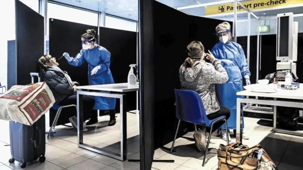 Vlada brez popravljenega zakona ne more na ustavno skladen način razglasiti policijske ure, omejiti zbiranja, zapirati javnih ustanov&hellip;  A virus je nepredvidljiv in vpra&scaron;anje je, ali in kako se bo ob  novi zaostritvi epidemije vlada sploh lahko odzvala. Na fotografiji:  na letali&scaron;ču v Amsterdamu so včeraj zaradi nove grožnje, omikrona,  testirali vse potnike iz Južne Afrike.