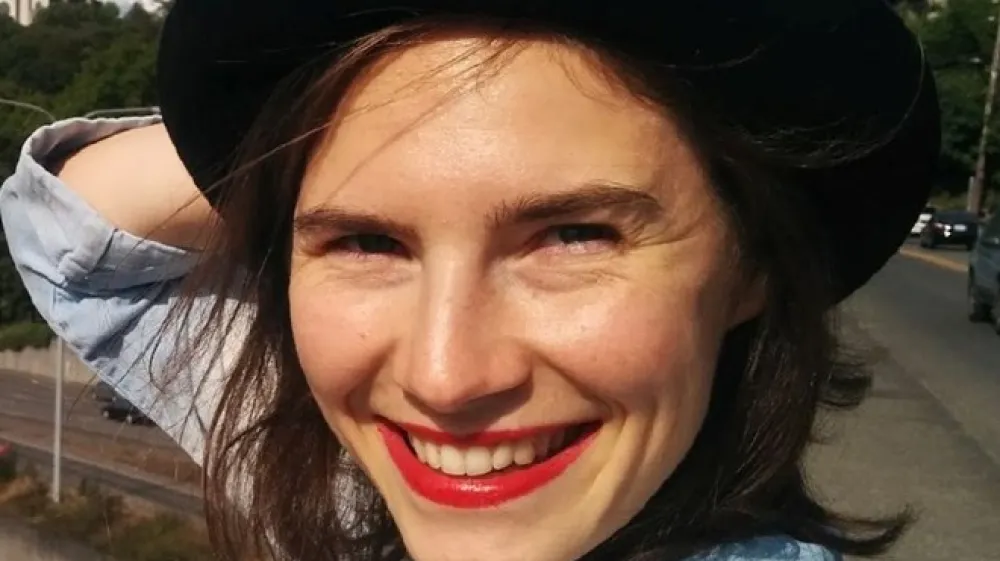 Američanka Amanda Knox, takrat stara 20 let, je bila dvakrat obsojena za umor sostanovalke Meredith Kercher, pred &scaron;estimi leti pa jo je italijansko vi&scaron;je sodi&scaron;če dokončno oprostilo vsakr&scaron;ne krivde v primeru.