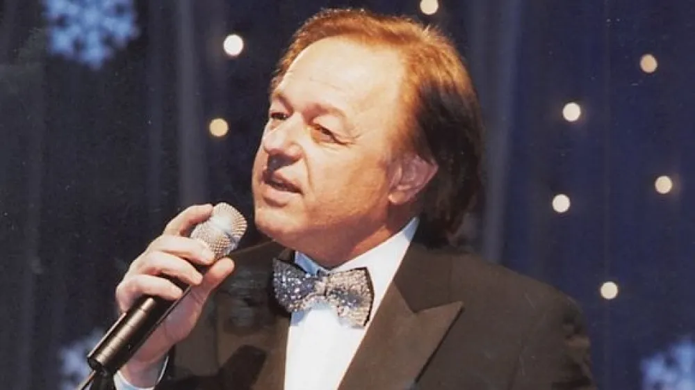 Okrog novega leta bosta po slovenskih domovih odmevala glas Alfija Nipiča in zvok njegovega Silvestrskega  poljuba.