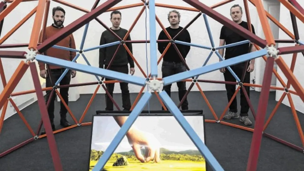 &raquo;Govorica osvajalcev vesolja je neverjetno  neposredna v svojih  resničnih  namerah in bi  bila sicer za tuzemne zadeve že povsem neprimerna, na primer 'Seznam planetov, ki  jih  bomo  kolonizirali',&laquo; pripovedujejo člani  IOCOSE Matteo Cremonesi, Filippo Cuttica, Davide Prati in Paolo Ruffino.