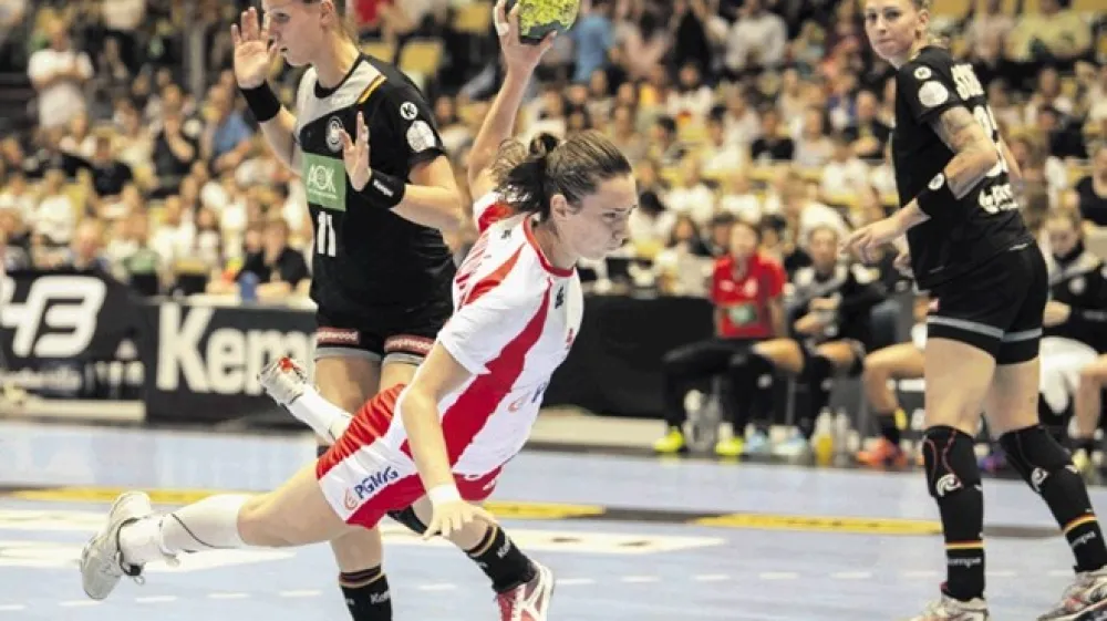 Najbolj znana poljska igralka je kapetanka Monika Kobylinska (z žogo).