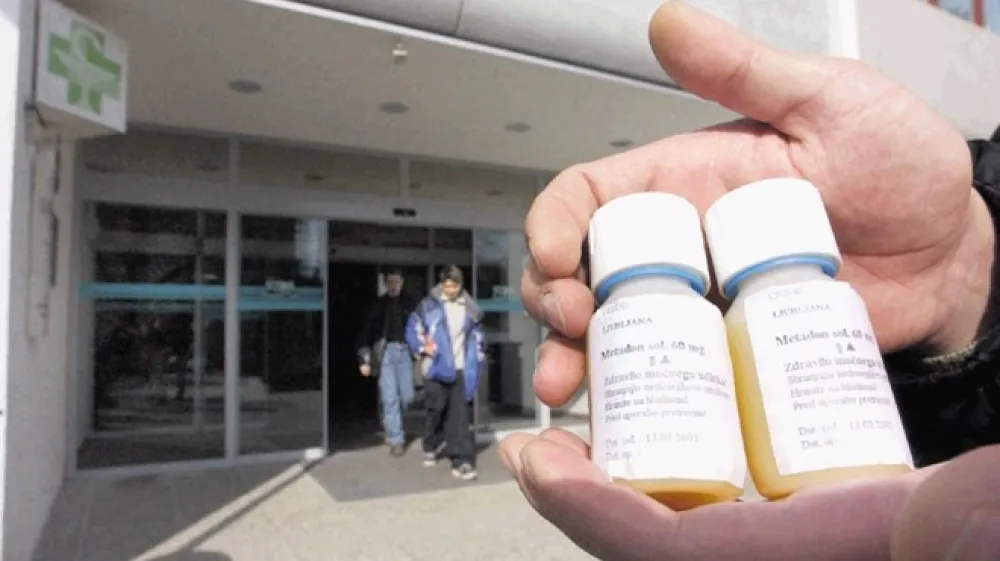 Osebje je sumilo, da je obtožena v dalj&scaron;ih izostankih od&scaron;la v nabavo dodatnega metadona.