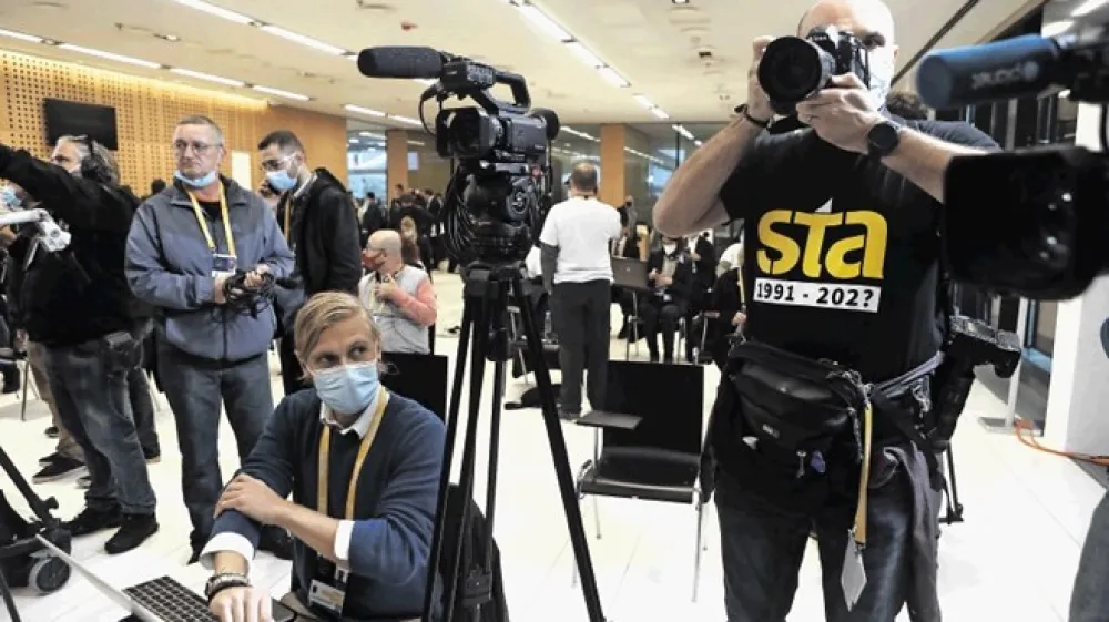 Na Slovenski tiskovni agenciji se bo konec decembra izteklo dvomesečno obdobje relativnega miru. Nova letna pogodba, ki jo pripravlja Jan&scaron;eva finančnica Romana Logar, utegne načeti občutljivo razmerje med financiranjem javne službe in služenjem denarja na medijskem trgu.