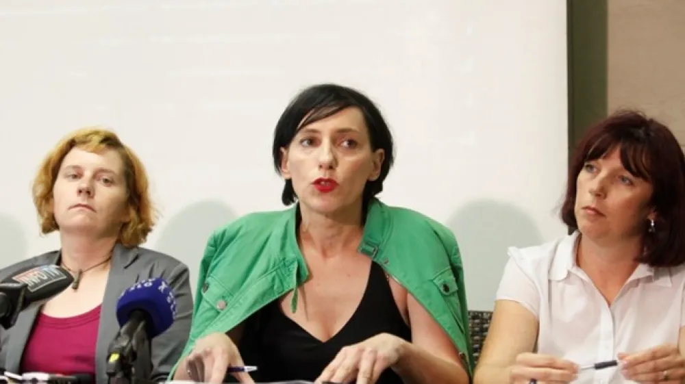 Urednica Jane Melita Berzelak (v sredini)