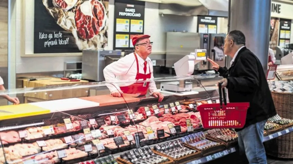 Prihodnje leto naj bi se podražili tako govedina kot perutnina.  Fotografija je simbolična.