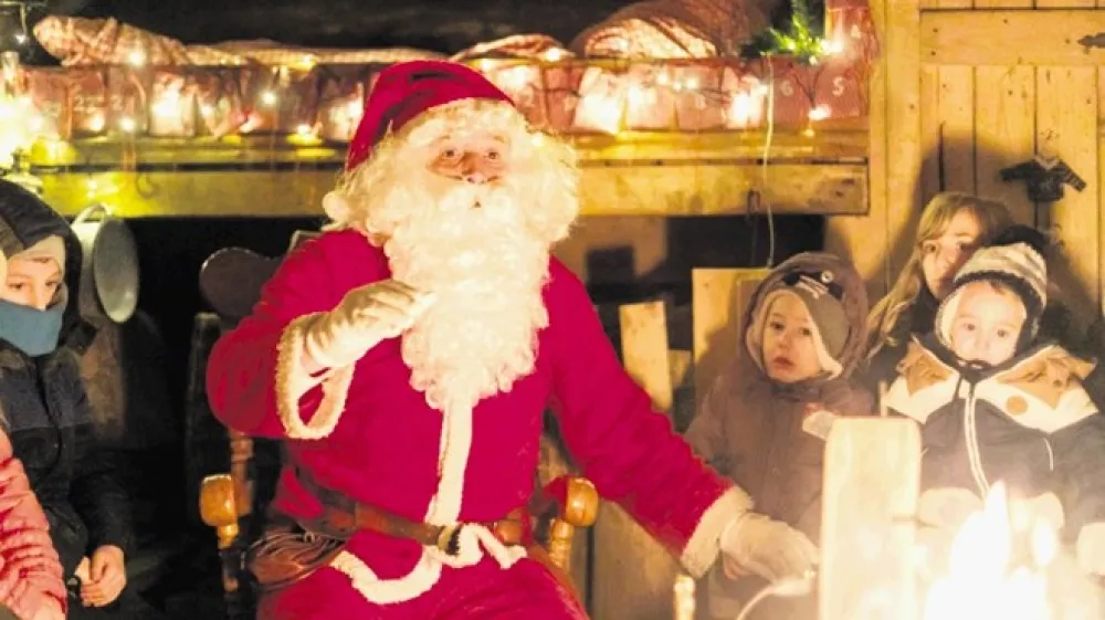 Božiček povabi otroke v svojo kočo, kjer skupaj pojejo in si pripovedujejo pravljice.