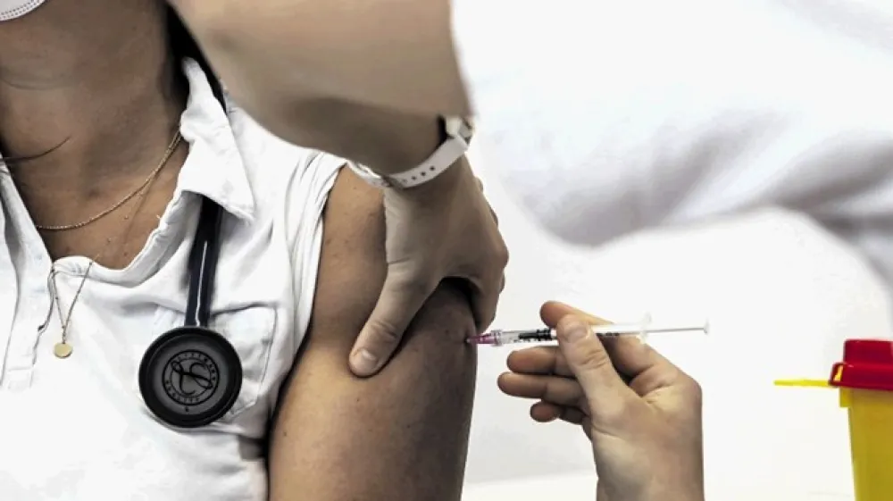 Veliko zanimanje za odgovore znanstvenic v zasebni facebook skupini izpostavlja ugotovitev, da je uradnim ustanovam (npr. NIJZ, ministrstvo za zdravje, Zdravni&scaron;ka zbornica Slovenije) spodletelo pri obve&scaron;čanju javnosti o smiselnosti cepljenja.