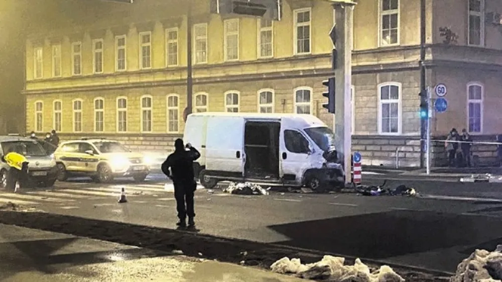 Več kot 60 kilometrov stran od Kozine in več kot pol ure po začetku bega pred policijo se je pregon končal s trkom v avto in semafor na Tržaški cesti v Ljubljani.