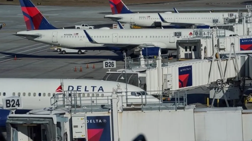 Letalske družbe zaradi porasta okužb z različico omikorn odpovedujejo lete.