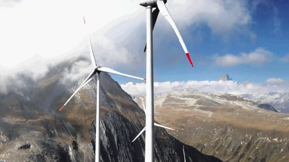 Načrti za nove vetrne elektrarne v Sloveniji obetajo bistveno obsežnej&scaron;o izrabo energije vetra, kot smo jo v Sloveniji poznali doslej. Marsikje v Evropi imajo do vetrnih elektrarn bistveno manj zadržkov. Na fotografiji: polje vetrnih elektrarn na gorskem prelazu Nufenen v &Scaron;vici.