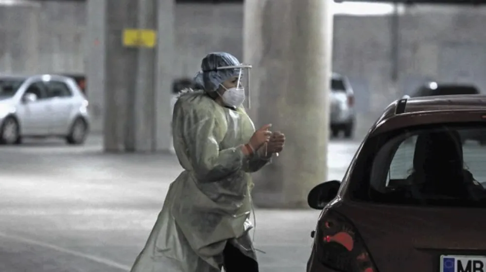 Covid-19 se v času &scaron;irjenja omikrona kaže drugače kot v prej&scaron;njih valovih: zgolj na podlagi simptomov ga je &scaron;e težje ločiti od drugih viroz, ki krožijo v hladnej&scaron;ih mesecih. Na fotografiji testiranje v ljubljanski garažni hi&scaron;i Stožice.