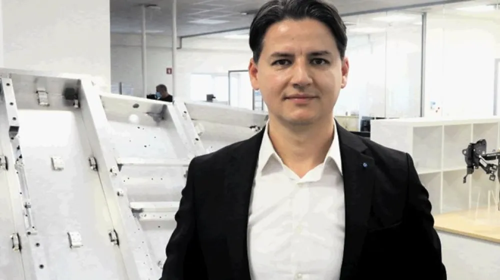 Ni ravno veliko podjetij, v katerih bi zaposleni sodelovali neposredno s proizvajalci. Na&scaron;i razvojniki so res vsak dan v stiku z inženirji  pri BMW, Volvu in drugih proizvajalcih vozil in skupaj ustvarjajo. To je za marsikoga sanjsko delo.