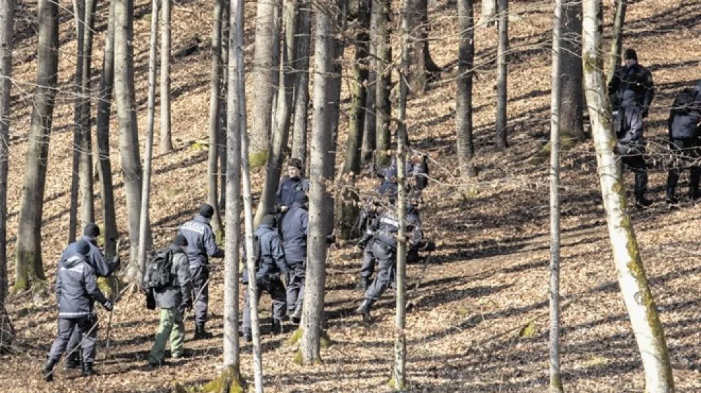 Kak&scaron;nih 200 policistov in kriminalistov je skupno teden dni prečesavalo bližnjo in daljno okolico gozda v bližini Grosupljega, kjer je v hudih mukah nasilne smrti umrl 77-letni Slavc Knafelj.