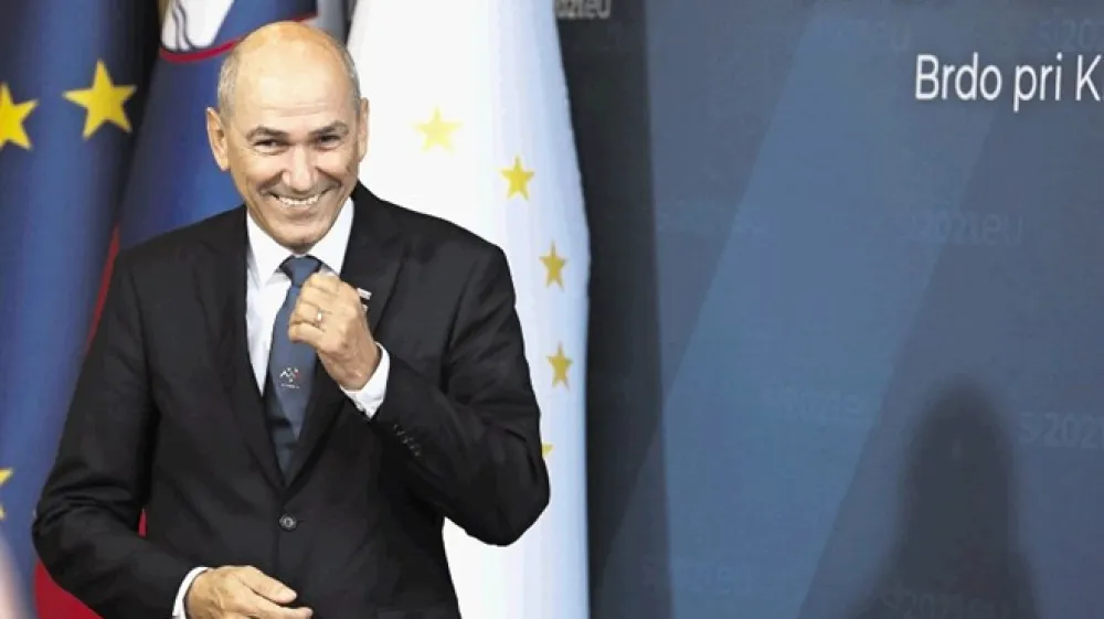 Vladajoča koalicija SDS, NSi in Konkretno &scaron;teje le 37 poslancev, toda Janez Jan&scaron;a jo pogosto &raquo;okrepi&laquo; z voljnimi poslanci opozicije, ki mu tako pomagajo vladati.