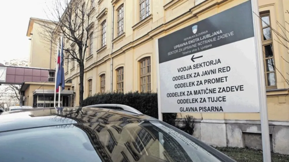 Dolge vrste na najbolj obremenjeni enoti Tobačna naj bi bile tudi po odpravi ukrepov za zajezitev okužb zaradi sistema spletnega in telefonskega naročanja le &scaron;e spomin.