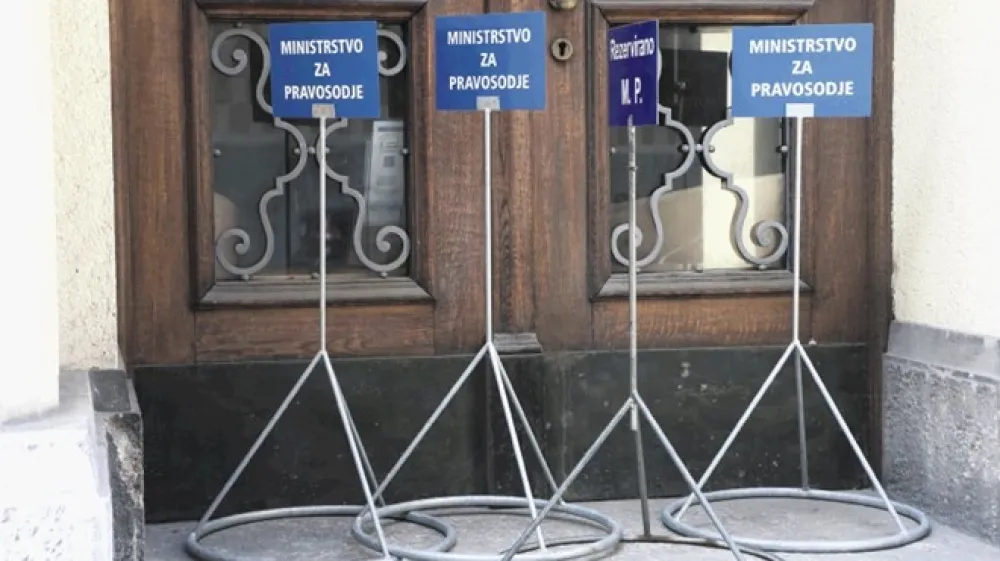 Na pravosodnem ministrstvu, kjer lahko ob morebitnih huj&scaron;ih nepravilnostih sodne izvedence celo razre&scaron;ijo,  so nam  pojasnili, da se bodo &scaron;ele po prejetem končnem stali&scaron;ču strokovnega sveta odločili, ali oziroma kako bodo ukrepali.