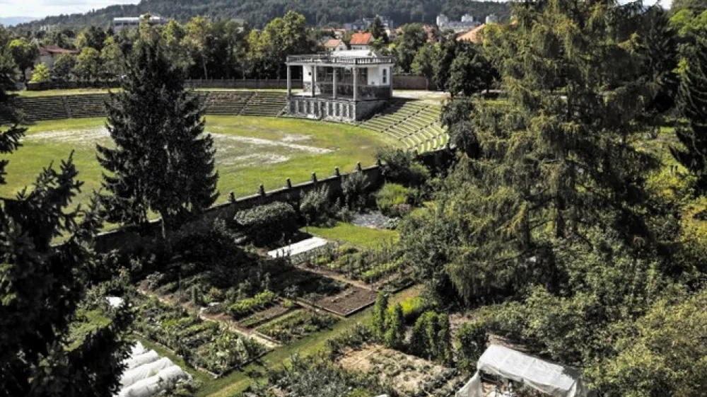 Poslovnež Jože Pečečnik je že napovedal, da se bo družba Bežigrajski &scaron;portni park pritožila na odločitev okrajnega sodi&scaron;ča v Ljubljani, da je zelenica ob severnem zidu Plečnikovega stadiona skupno pripadajoče zemlji&scaron;če soseske Fondovih hi&scaron;.