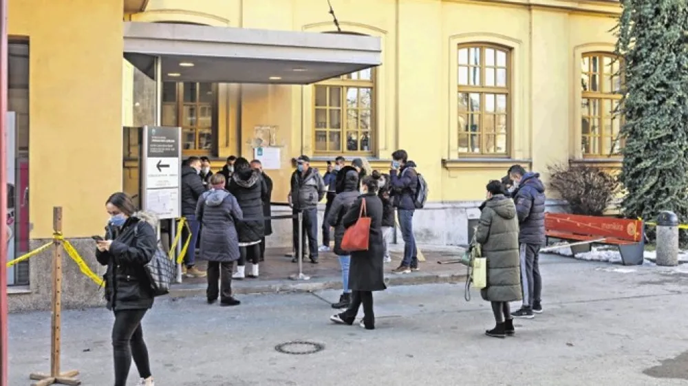 Čeprav so se  pričakovale večje nev&scaron;ečnosti zaradi težav z aplikacijo za naročanje na termine na upravni enoti, pa včeraj pred ljubljansko upravno enoto ni bilo opaziti večje gneče, kot je sicer običajna.