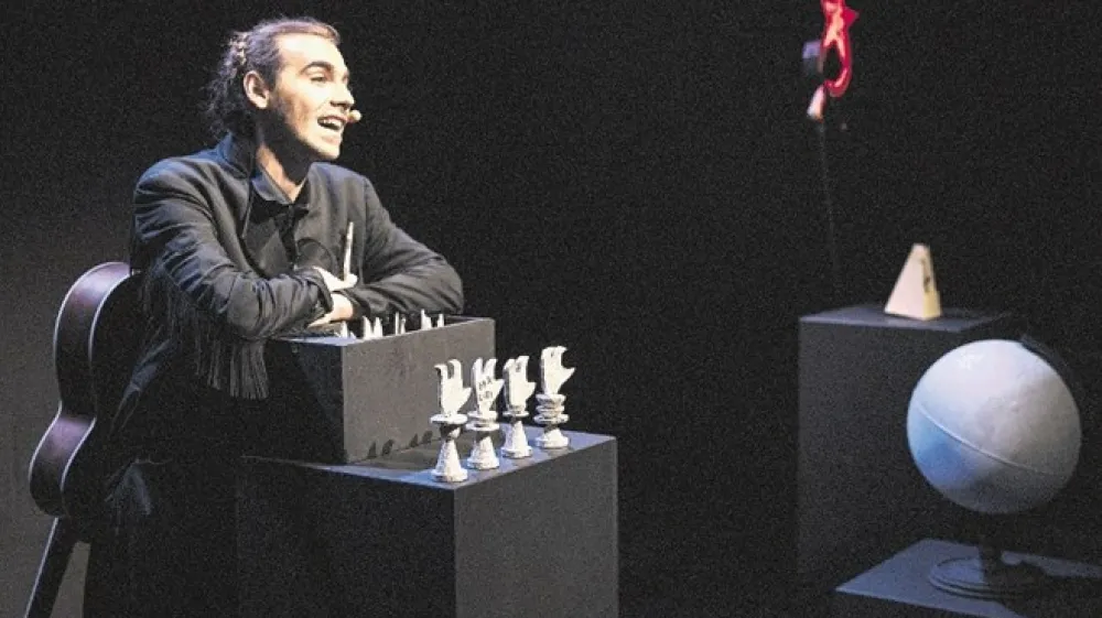 Igralec Matic Luk&scaron;ič v predstavi Vse to sem videla, ko sem letela mimo, ki bo nocoj premierno uprizorjena na Mali sceni MGL.