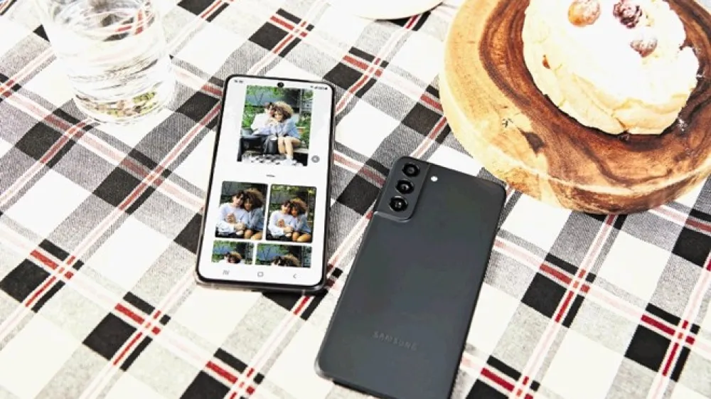 Mobilnik deluje kot me&scaron;anček med Samsungovima lanskima serijama mobilnikov galaxy s in galaxy a.