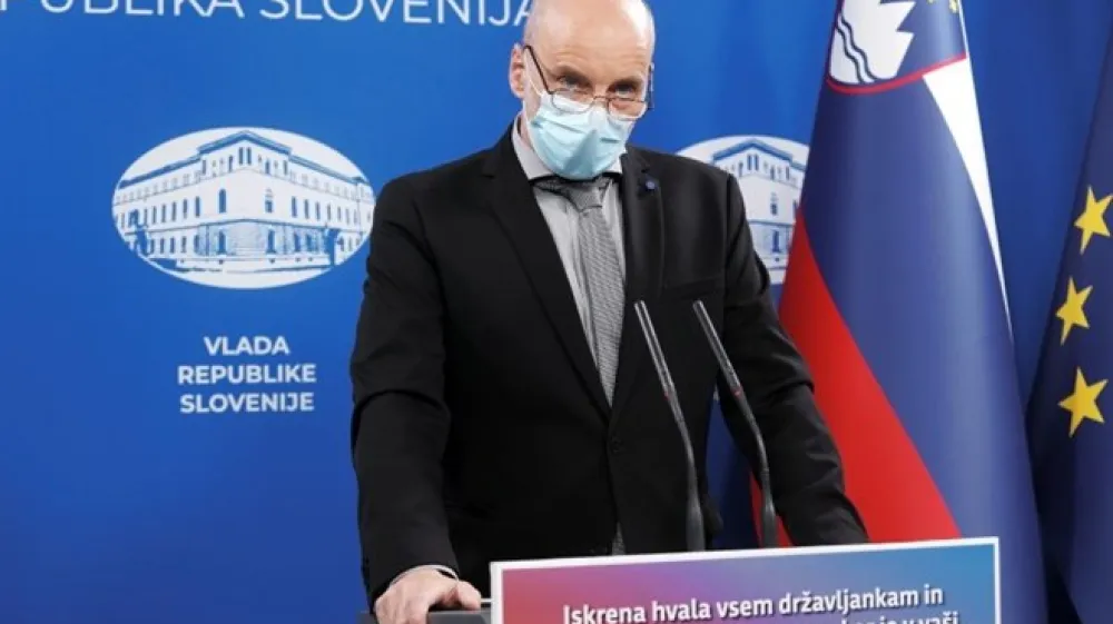 Državni sekretar na ministrstvu za zdravje Franc Vindi&scaron;ar je predstavil nov protokol testiranja. Na PCR test bodo neposredno napoteni le &scaron;e otroci, nosečnice in ljudje z oslabljenim imunskim sistemom. Za ostale bo pogoj za PCR testiranje pozitiven rezultat hitrega testa ali samotestiranja.