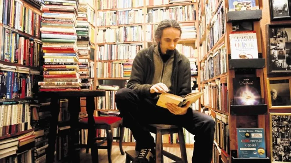 V antikvariatu Alef na Hribarjevem nabrežju hranijo več kot 10.000 knjig, prav toliko pa jih imajo &scaron;e v   skladi&scaron;ču.